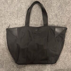 Lululemon Weekender